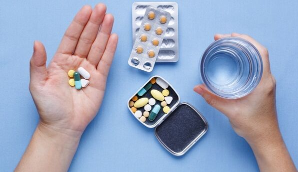 tomando comprimidos para fungos nas unhas